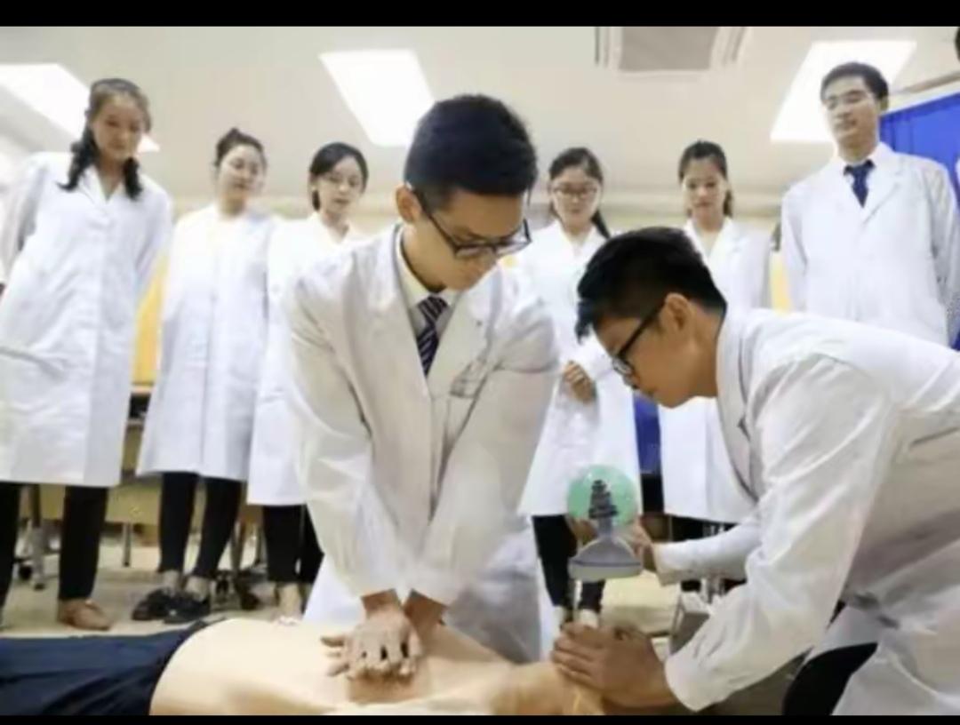 毕业后，分配到这家医院快半年了。。中药房里的空气里，弥漫着檀香混着当归的苦味，趁