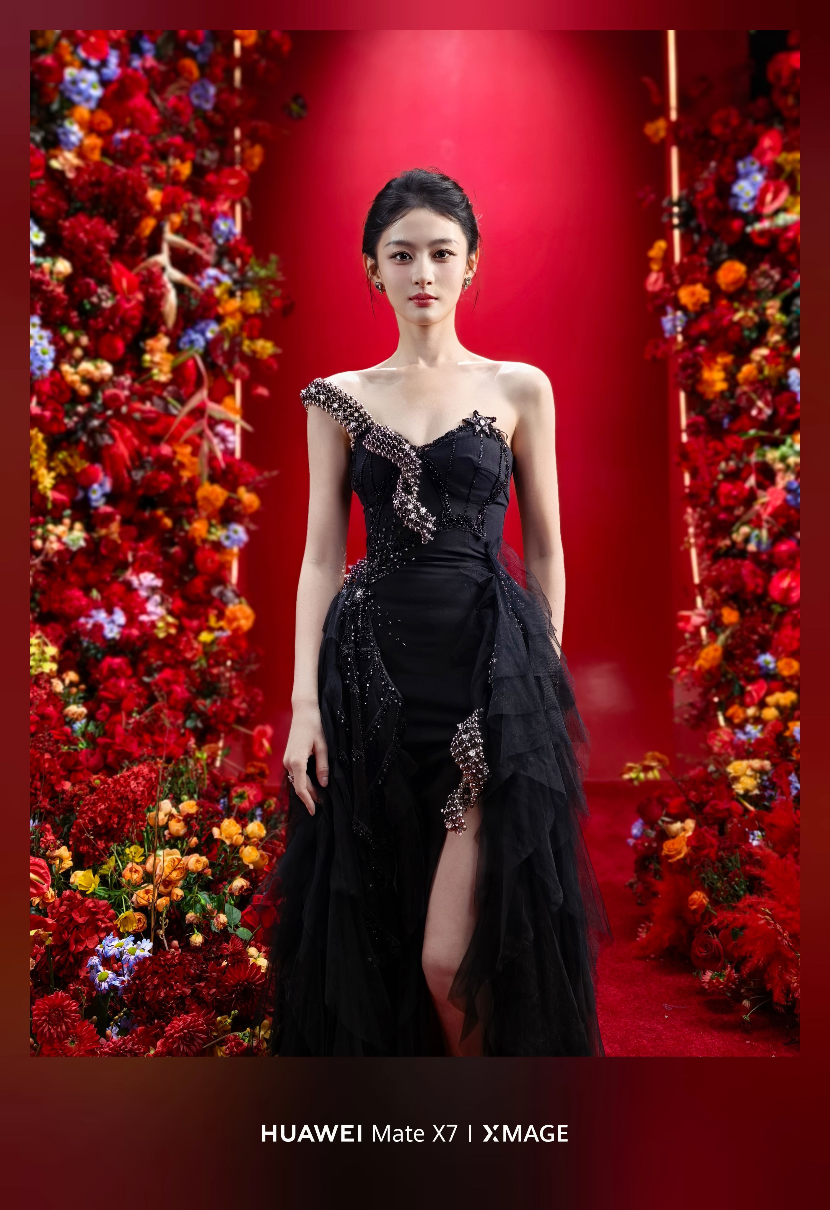 华为Mate双旗舰镜头下的群星大片周柯宇向陈妍希赠送华为Mate X7，周柯宇是