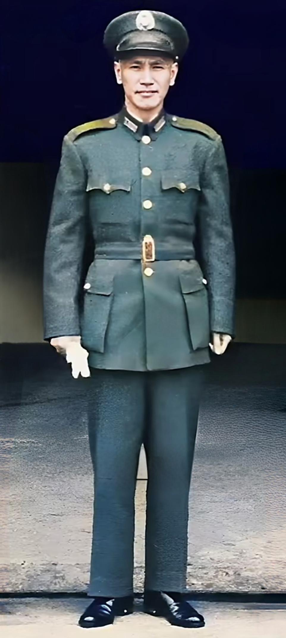 回顾时光老照片1948年秋天，辽沈战役开打前夕，蒋介石亲临东北前线，向指挥官面授