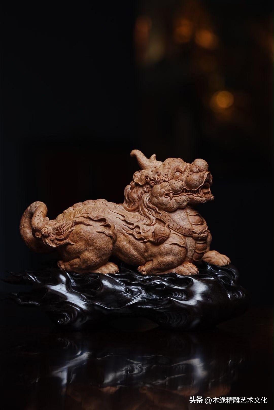 老山檀最迷人的地方，除了温润的木色，还有靠近时慢慢散开的香气。

这件貔貅前扑而