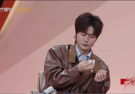 中国式父子关系有多拧巴 小时候爸爸为养家缺席了陪伴，长大后父子连对视都变得尴尬。