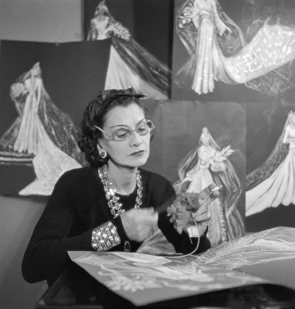 战争结束那一刻，巴黎街头的女人们剃掉了"水平合作者"的头发，用口水和石头欢送那些