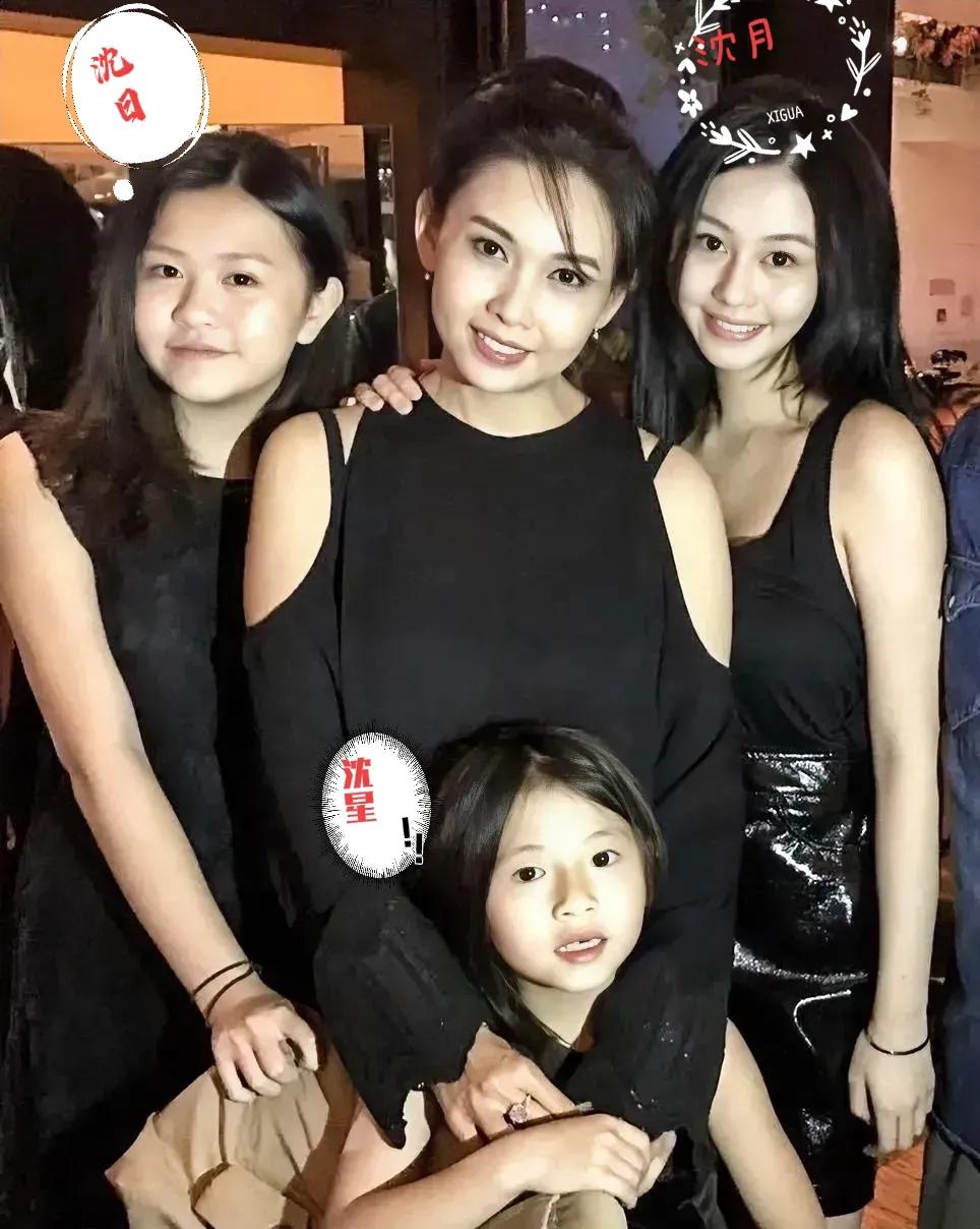 邱淑贞结束和王晶的十年恋情后，转头嫁给了沈嘉伟，并生下了三个女儿
沈月，沈日，沈
