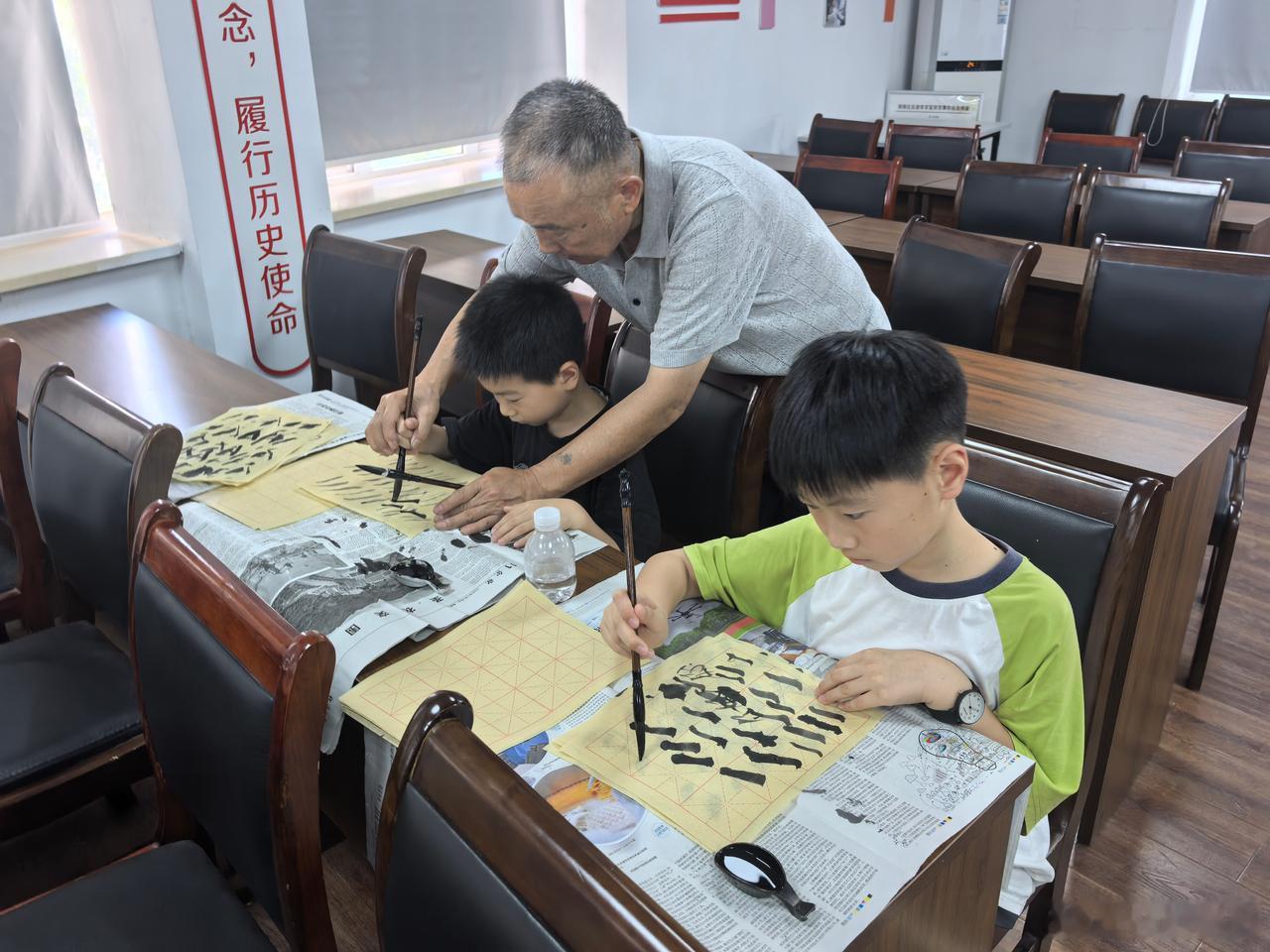 笔墨传温情宁波书法爷爷深耕公益课堂7 月 20 日，宁波鄞州， “小青苗” 假日