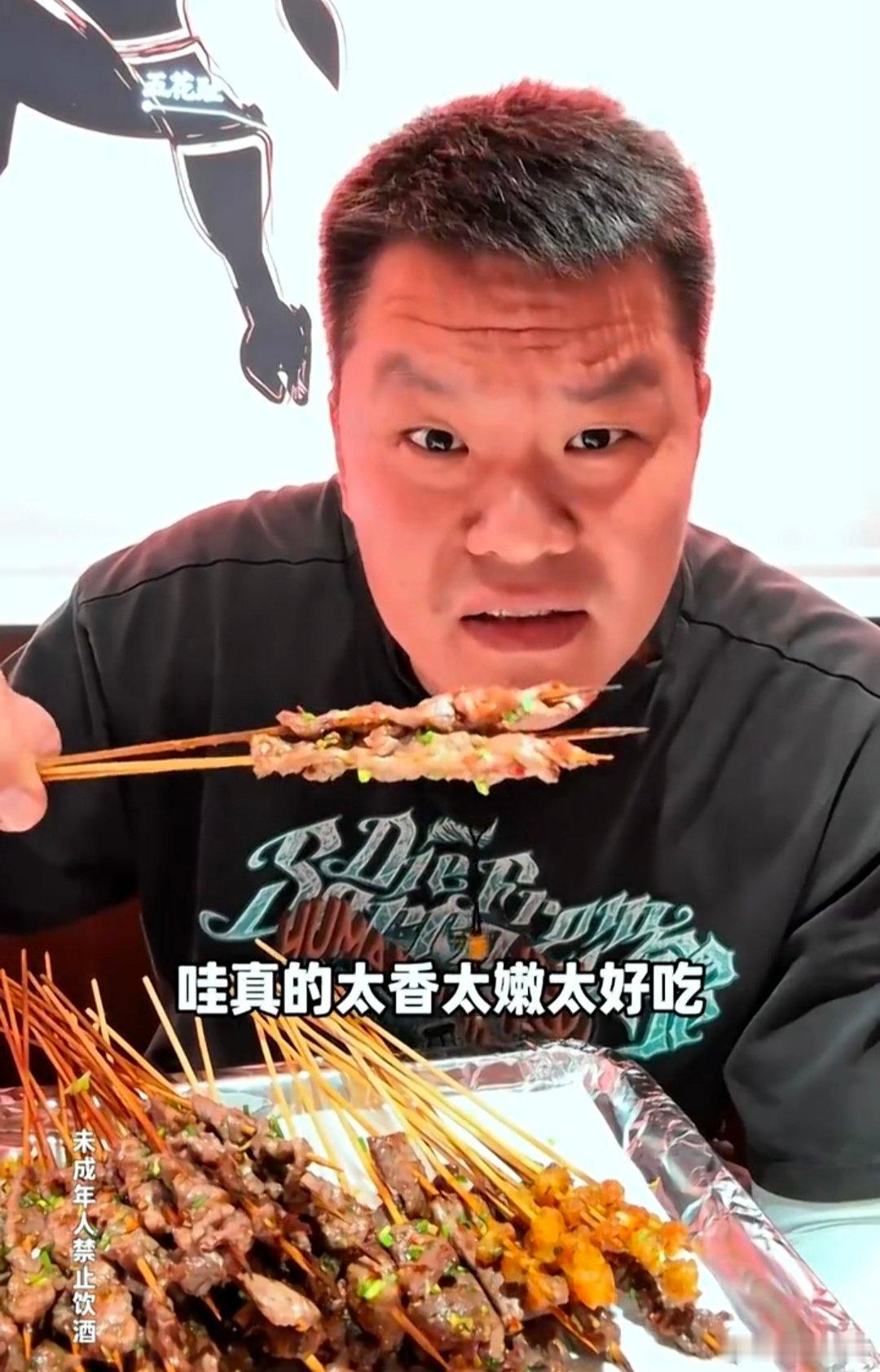 朱总最新一期视频吃着烧烤[馋嘴]回忆当年往事“记得那会儿刚来宏远队，我们没有电脑