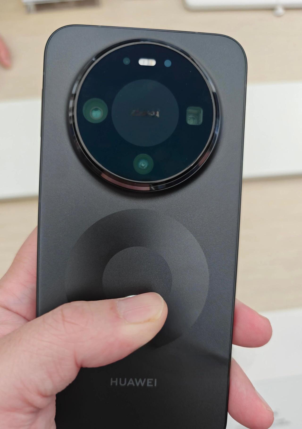 华为Mate80Pro上手体验① 今年机圈的微曲、微微曲、微弧曲都全部下线。华为