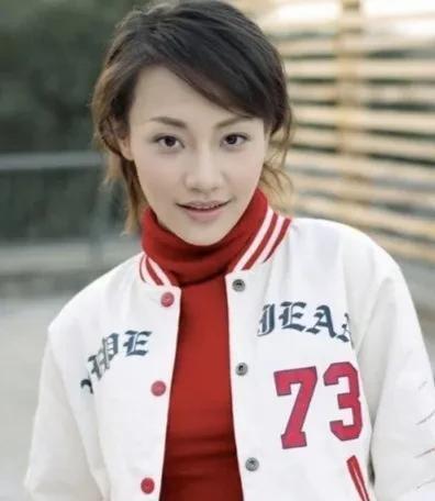 2009年，29岁的女星潘星谊意外去世，在葬礼上，姚晨和黄小蕾哭得泣不成声，但他