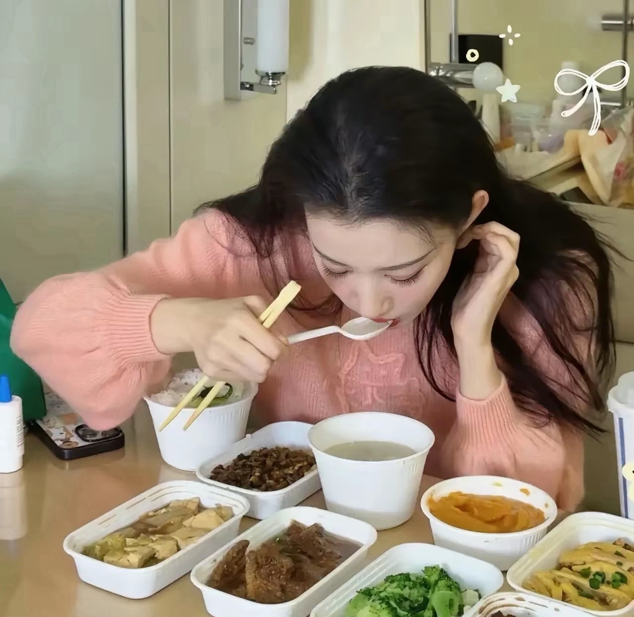 宋祖儿和王楚然的日常餐对比，画风截然不同，身材形成反差是有原因的 
