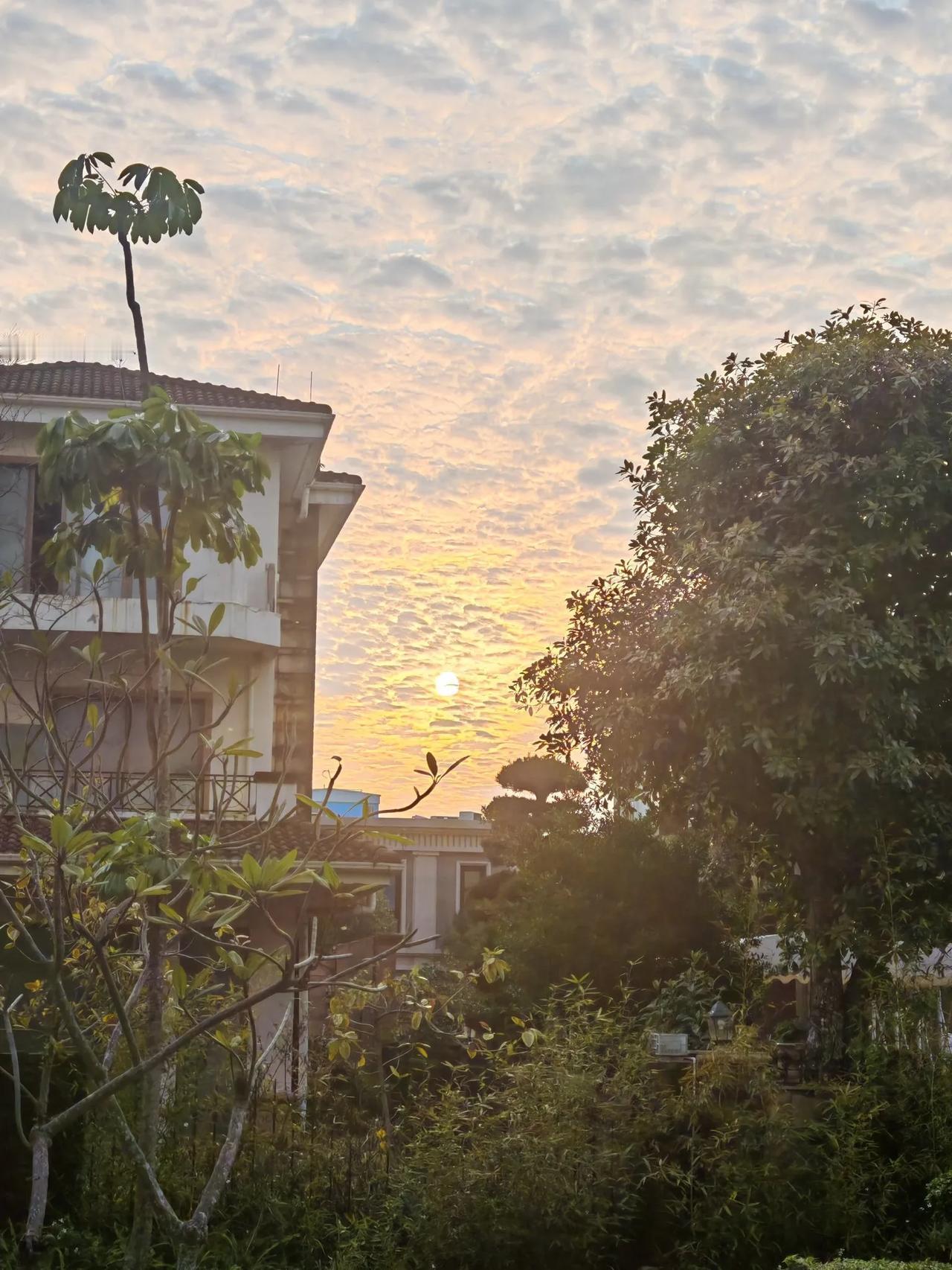 今天下午在小区练太极，突然发现，太阳还没下山，月亮已高高挂在天上，这应该就是日月