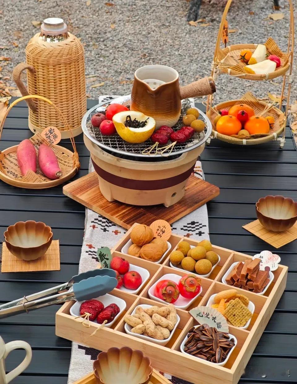 冬韵已至，茗茶一杯，
围炉话暖，慢煮时光，
生一炉火，煮一壶茶，
一卷流年，闲语