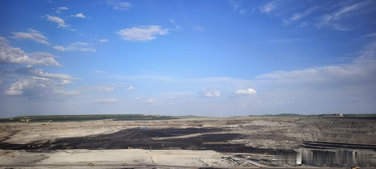 辽阔的乌拉盖草原，长空澄澈，大地被缓缓翻开。
一边是绵延草原的温柔，一边是露天矿