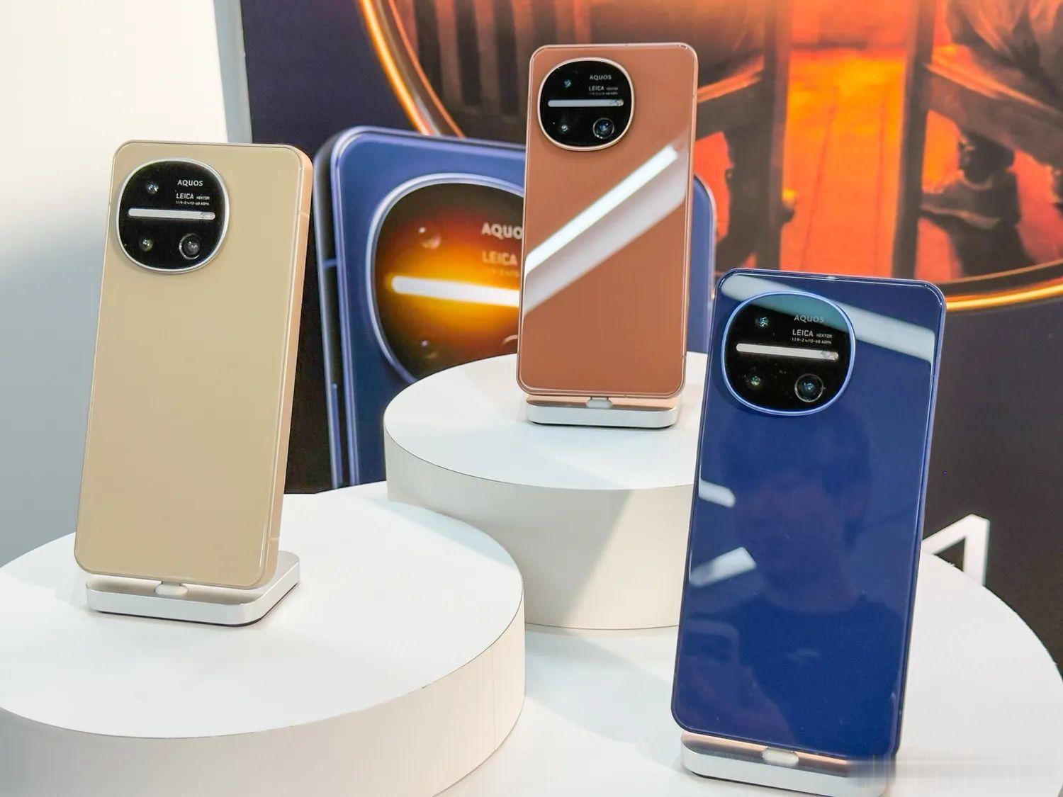 有意思，夏普出了台新机 AQUOS R11，镜头模组有种iQOO既视感，正面采用