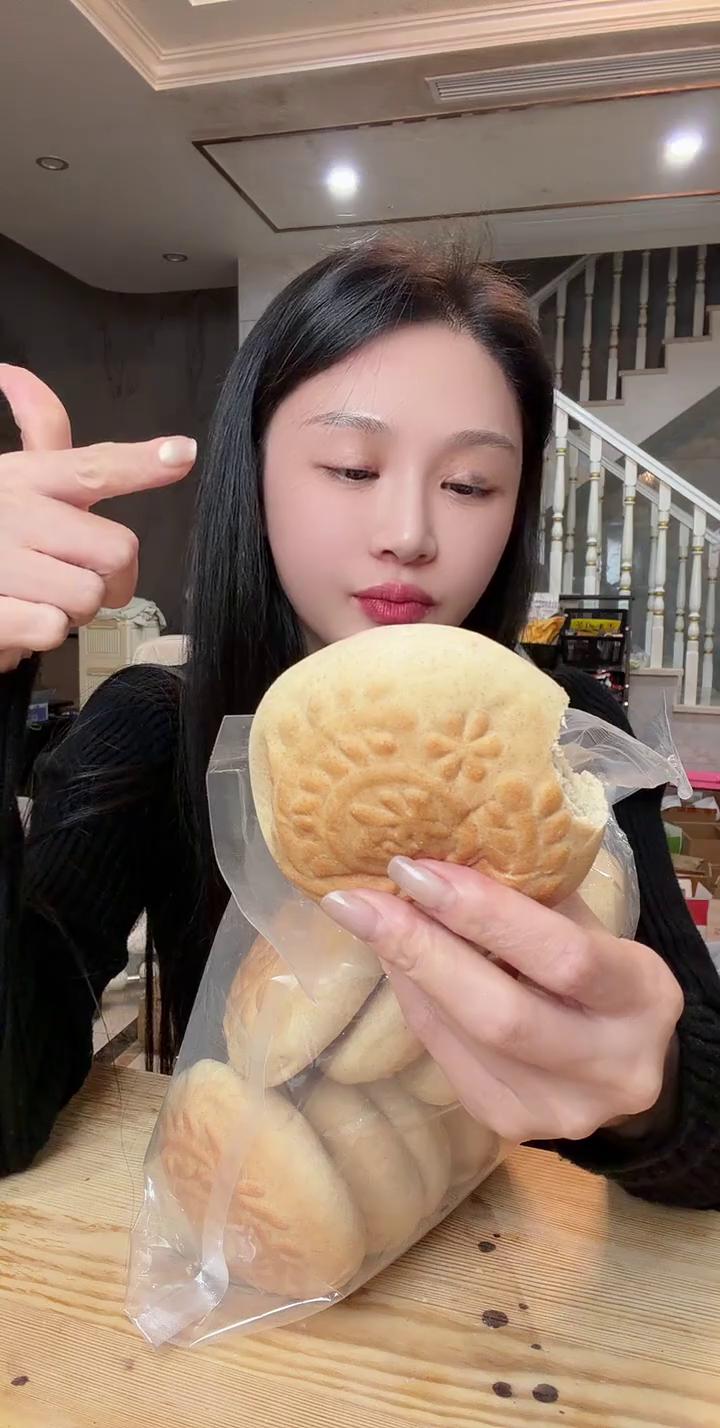 妈妈，这个配料表全麦粉、饮用水、酵母没了。就这么简单，非得说它有多好吃，没多好吃