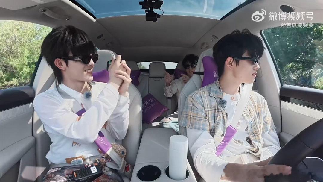 苏新皓说社交任务可以交给我苏新皓外向开朗的性格格外圈粉，采访坦言可以承担社交工作
