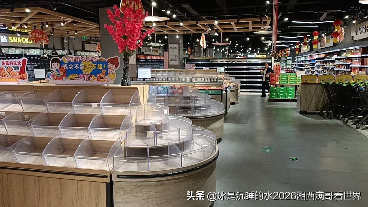 今天去老爹广场的“康普达”超市买点菜，进去之后才发现这家超市倒闭了，货架上空荡荡