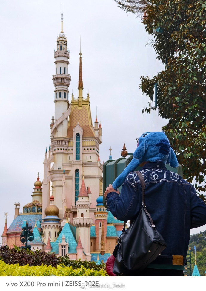 迪士尼 物价 不说了...每次去迪士尼肚子饿了都是随便吃点小吃就算了毕竟有些正常