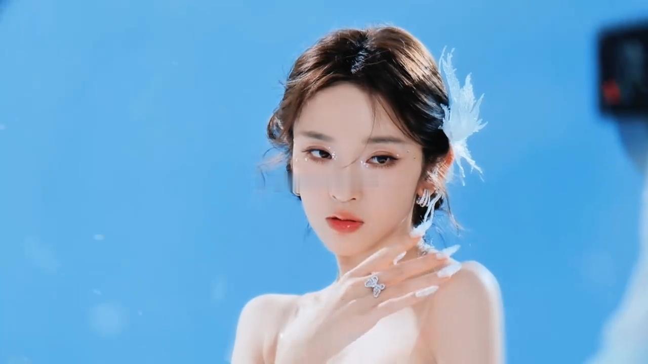 唐艺昕婚纱造型唐艺昕婚纱造型唱雪人 唐艺昕好美呀  居然还是婚纱造型好喜欢呀
