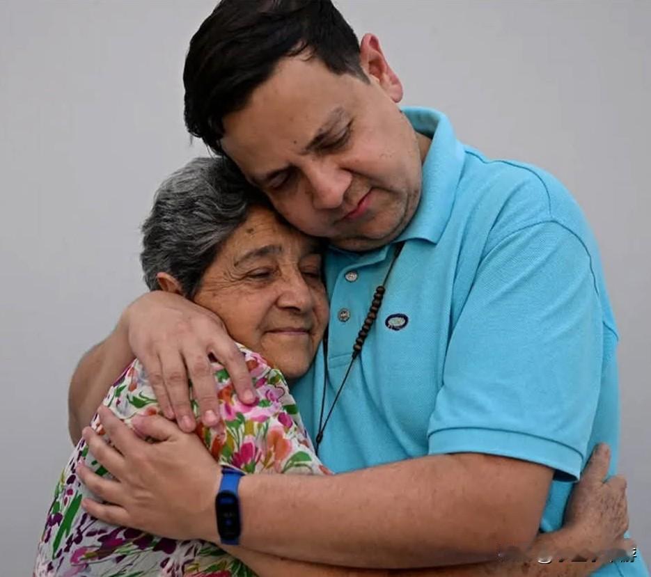 熬过1675天黑狱， 委内瑞拉维权领袖获释 ，母子相拥痛哭！
 
据外媒报道，委