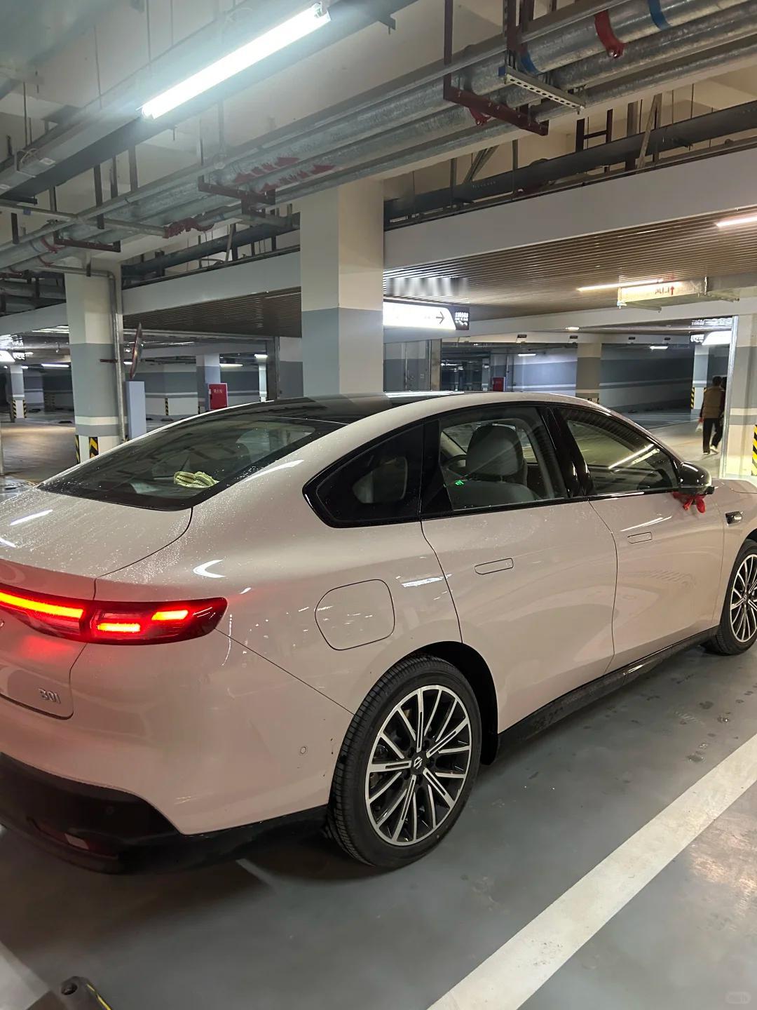 先说360度全景影像。以前倒车全靠后视镜和感觉，心里没底。现在中控屏把前后左右都