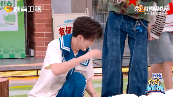 鹭卓卓沅被呼啦圈单杀了鹭卓卓沅的呼啦圈挑战笑点拉满🤣两人试图一同钻圈完成任务，