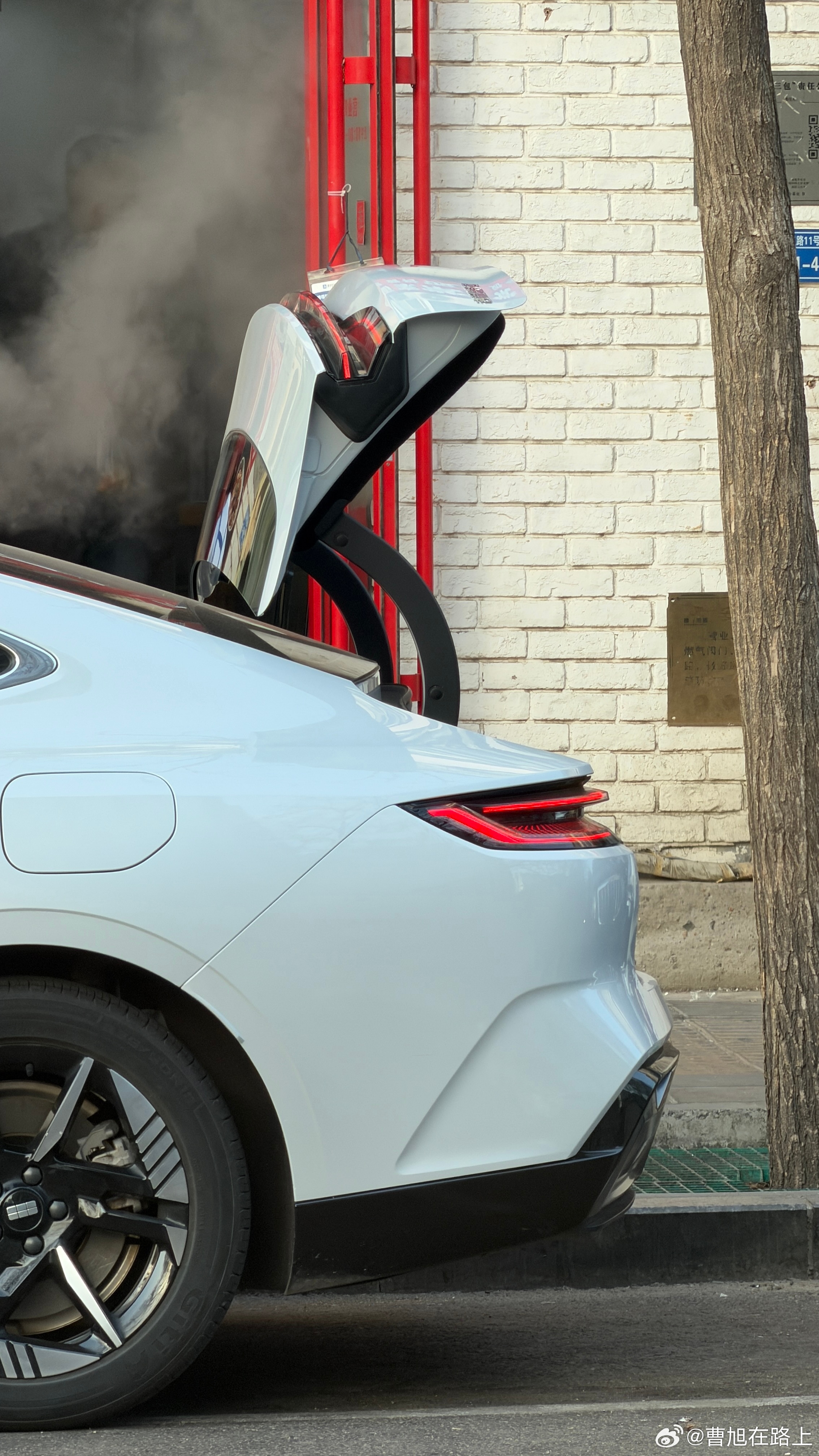 都在努力生活网约车司机偶尔路边停车擦车把后备箱盖烦起来避免电子摄像头拍摄牌照后计