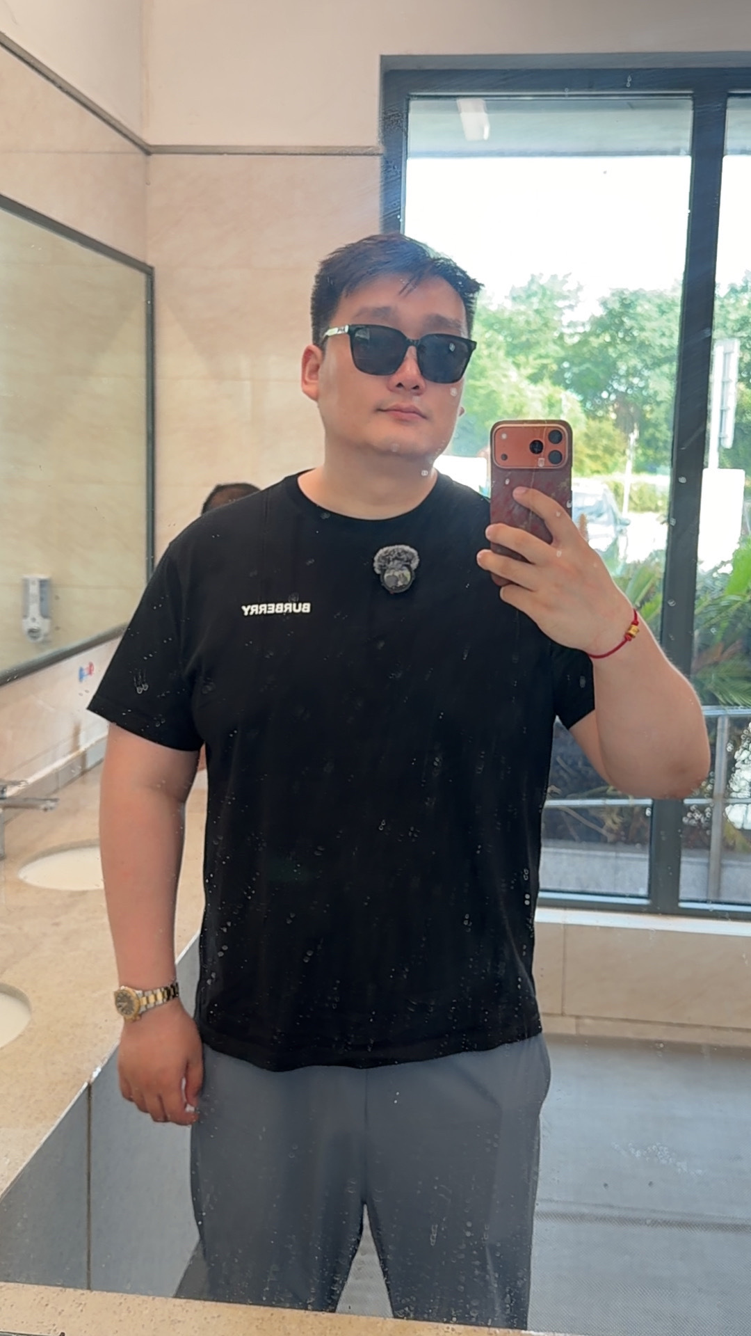 很难想象一个售价30万的车，竟然装配了一个6到8万级汽车的座椅，这样的座椅简直是
