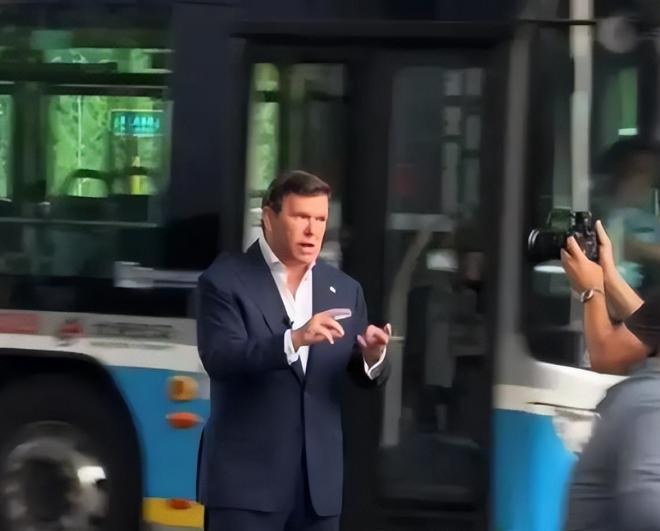 当美国福克斯新闻主持人拜尔因40美元违停罚款对北京监控大加嘲讽时，他大概没想到，