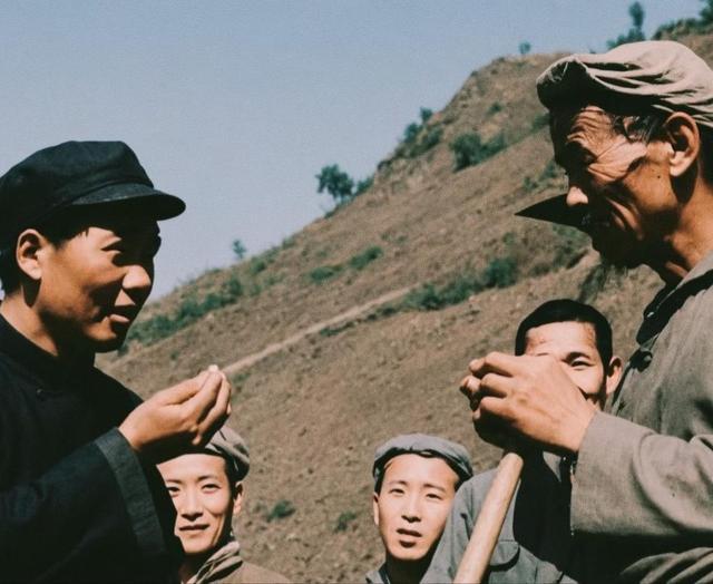 毛主席：没有调查就没有发言权！
延安，毛主席每天工作繁忙，但他仍会抽出时间去基层