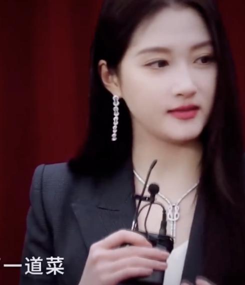 关晓彤  未来请幸福 冲上热搜！

可能很多网友都不知道发生了啥吧。

其实我也