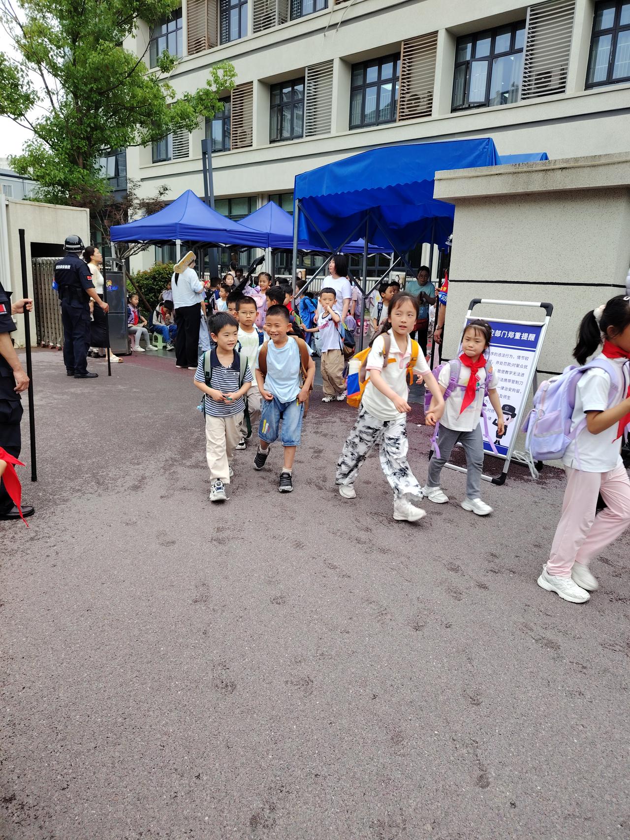 高高兴兴走出校门的的孩子们
2026年5月28日拍摄于武汉光谷一小