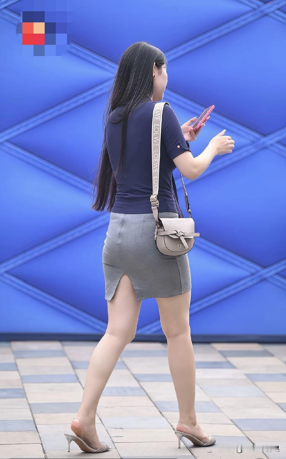 这样的身材可以说已经超越百分之九十的女性了，颜值如何已经不重要了。
很多人男孩子