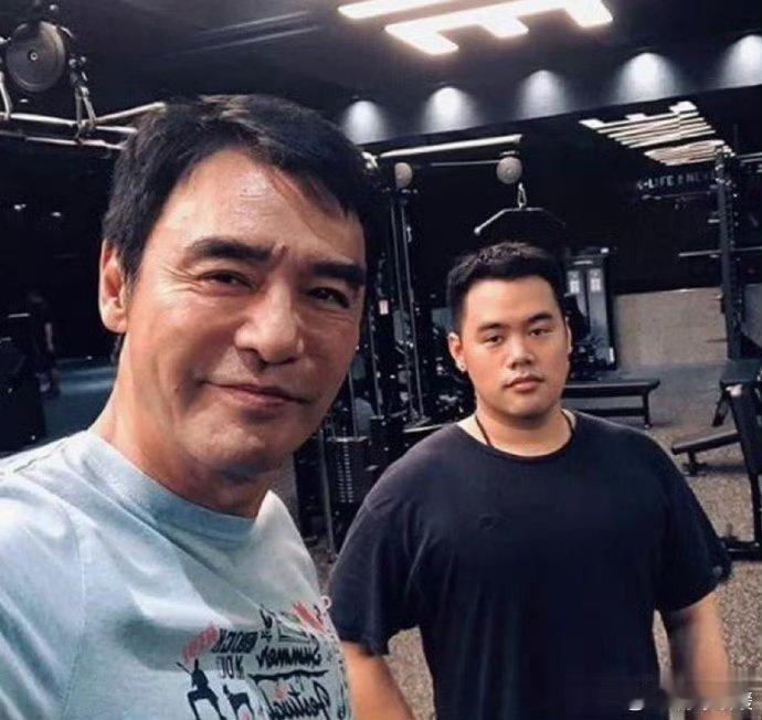 基因真的好神奇，钟镇涛儿子似乎没有继承妈妈章小蕙的高颜值与高挑身材，让人心疼。 