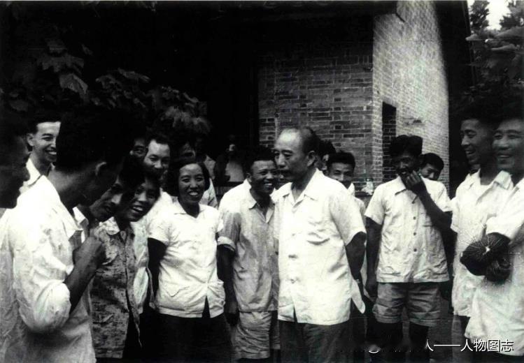 1963年7月，王震接见江苏省农垦局召开的水稻现场会议代表。