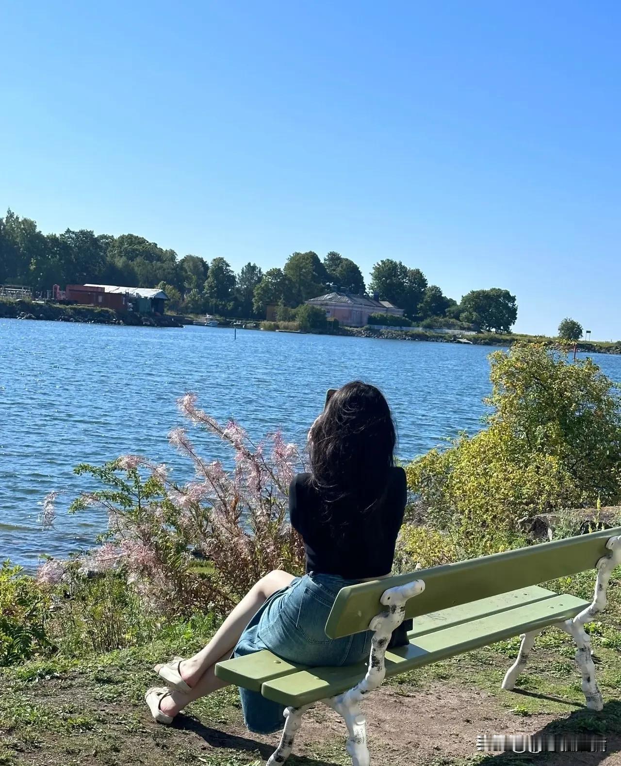 湖畔静坐，享受宁静时光湖畔宁静时光 湖畔小坐