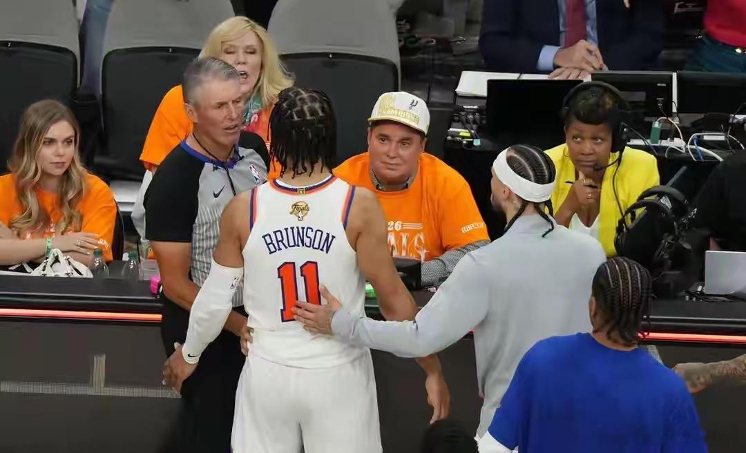 NBA总决赛变闹剧！NBA正在调查纽约尼克斯球星杰伦·布伦森在总决赛首战最后时刻