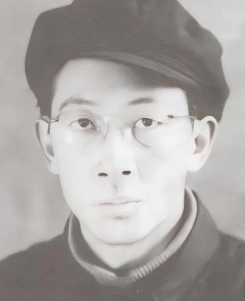 1950年，大汉奸张景惠走入战犯管理所，却看到同是汉奸的儿子穿着军装站在门口。张