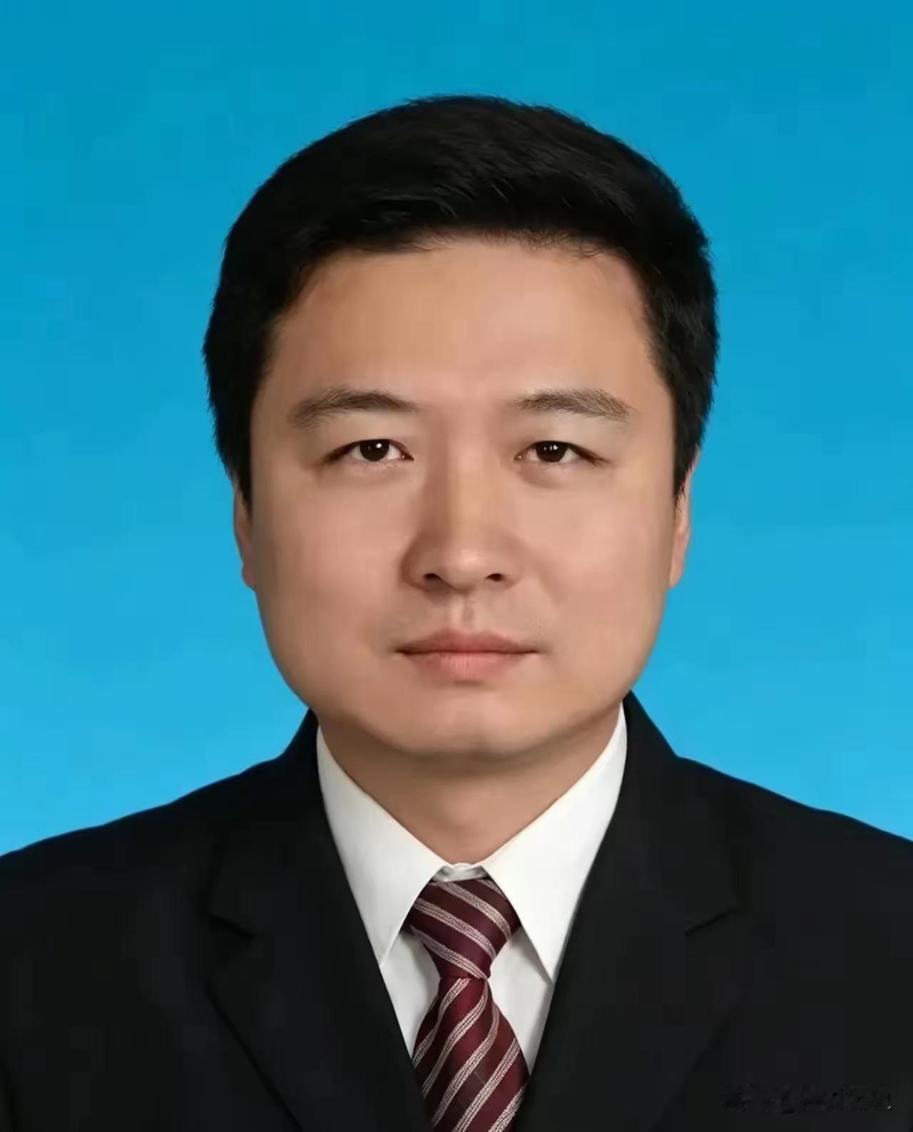 这是贾浅浅的丈夫贾少龙
也是西北大学的教授
听说是他倒追的贾浅浅
在他不懈努力下