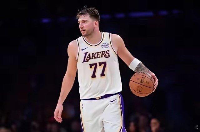 突然发现。独行侠总经理哈里森挺冤枉的，东契奇这货确实得仍。进攻靠天吃饭，防守一步