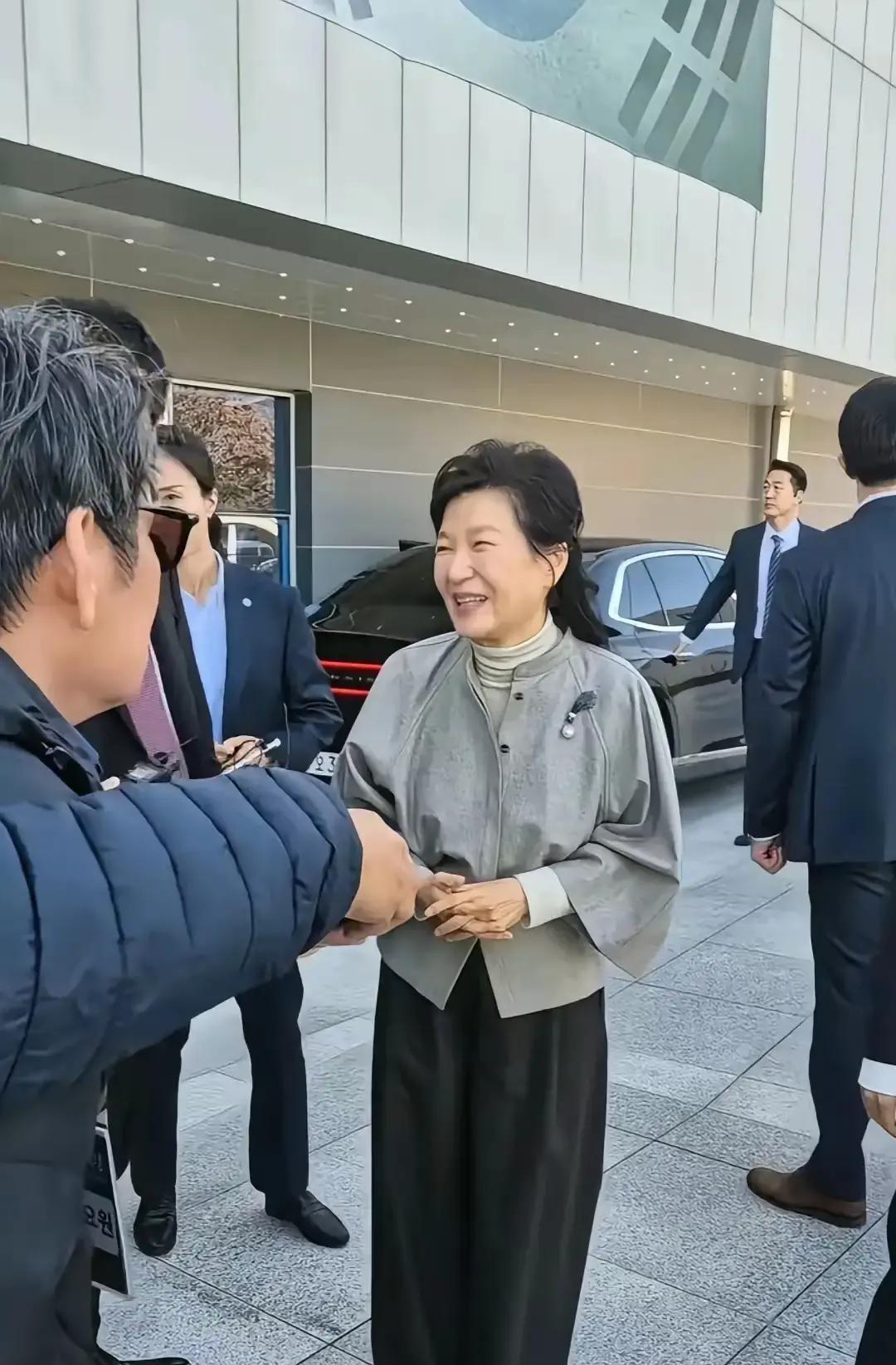 这两天又有人拿“韩国政坛恩怨剧”当爽文看了。
 
网上有人转发，说什么“韩国某前