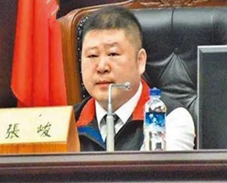 张峻踹桌火了！
傅崐萁说他是流氓？


张峻这一脚，
踢出了名声。


他说不在