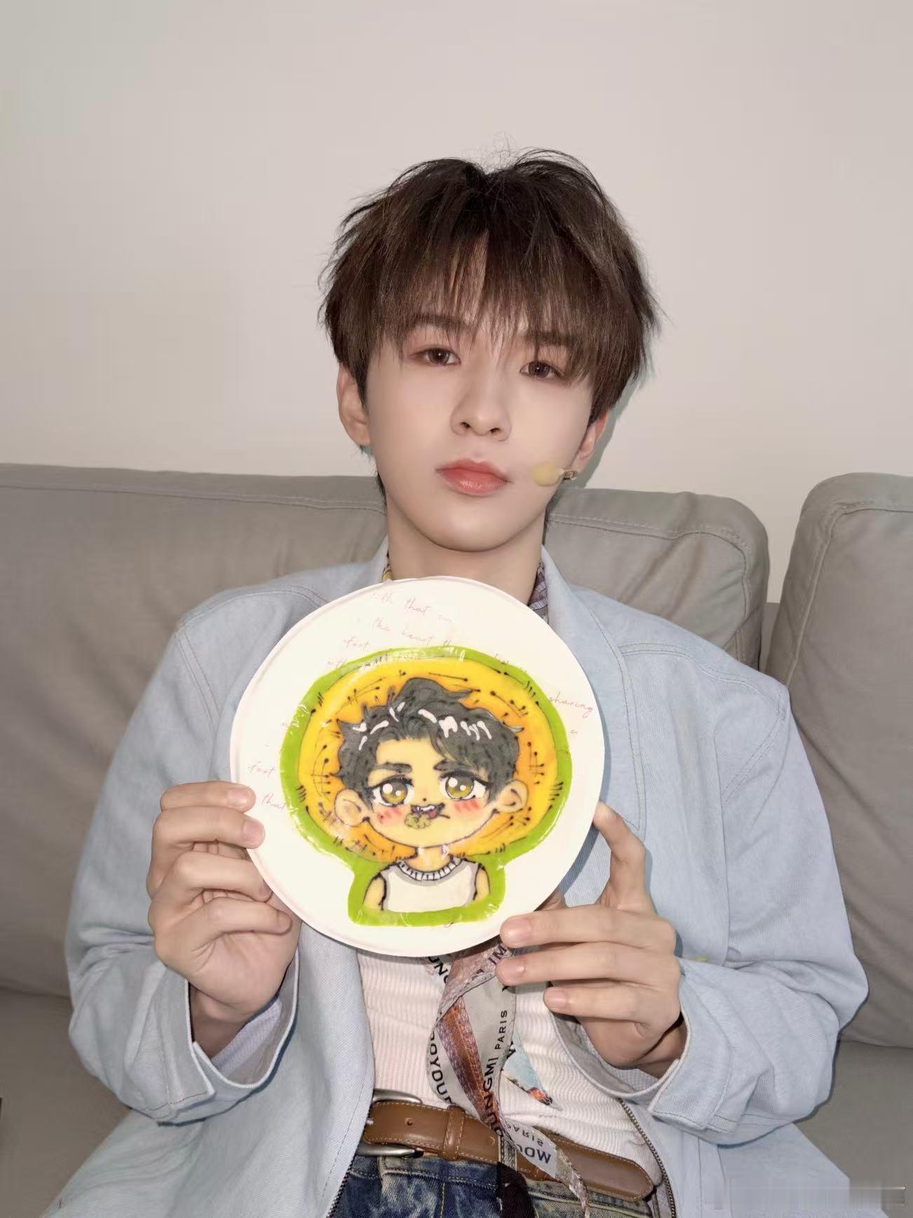 何浩楠上海录制天才厨人 真的很适合何浩楠的综艺，天才厨人在上海开录，期待他用实力