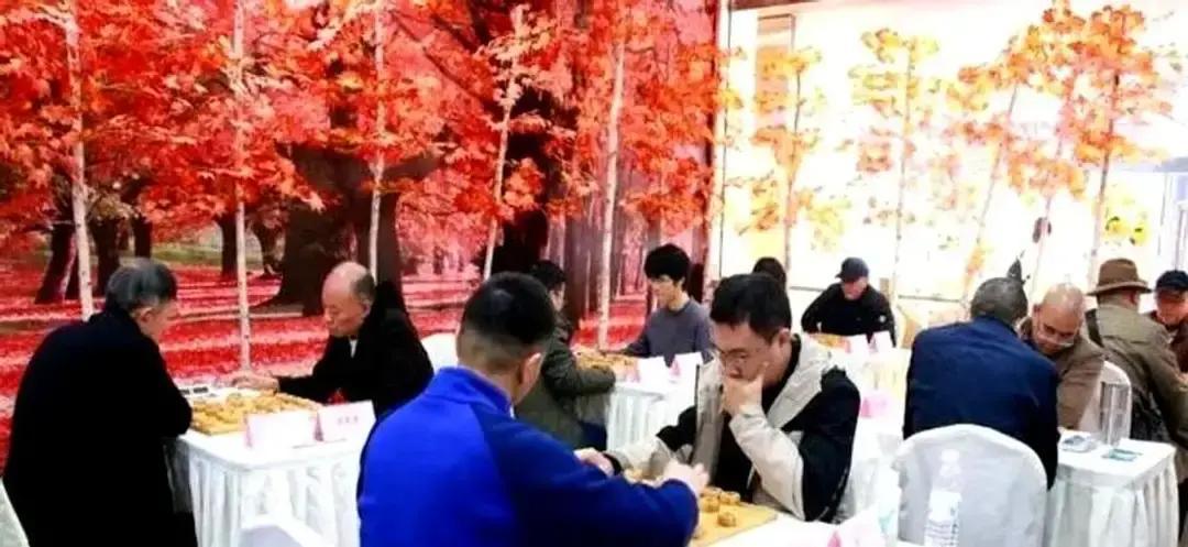 前天下午，谢靖端茶杯的手停在半空。
 
盯着屏幕，他懵了。
 
半决赛四个对手，