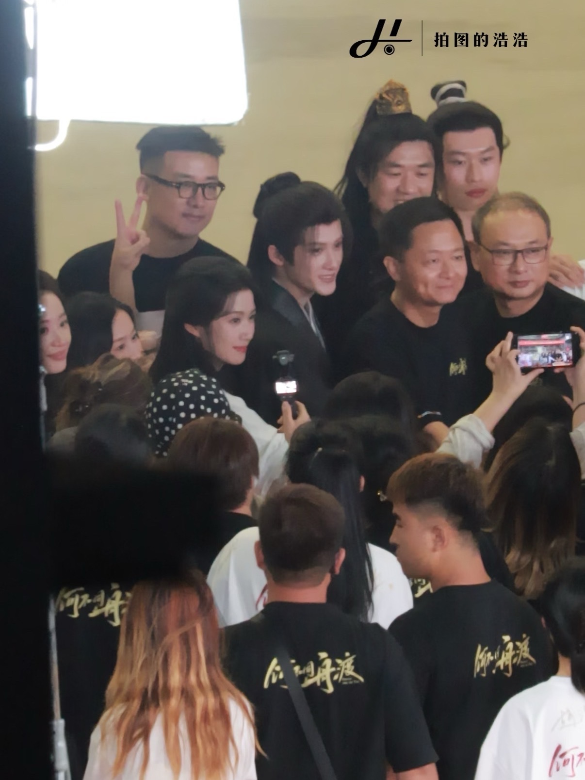 《何不同舟渡》正式杀青檀健次卢昱晓杀青合影檀健次卢昱晓何不同舟渡杀青路透