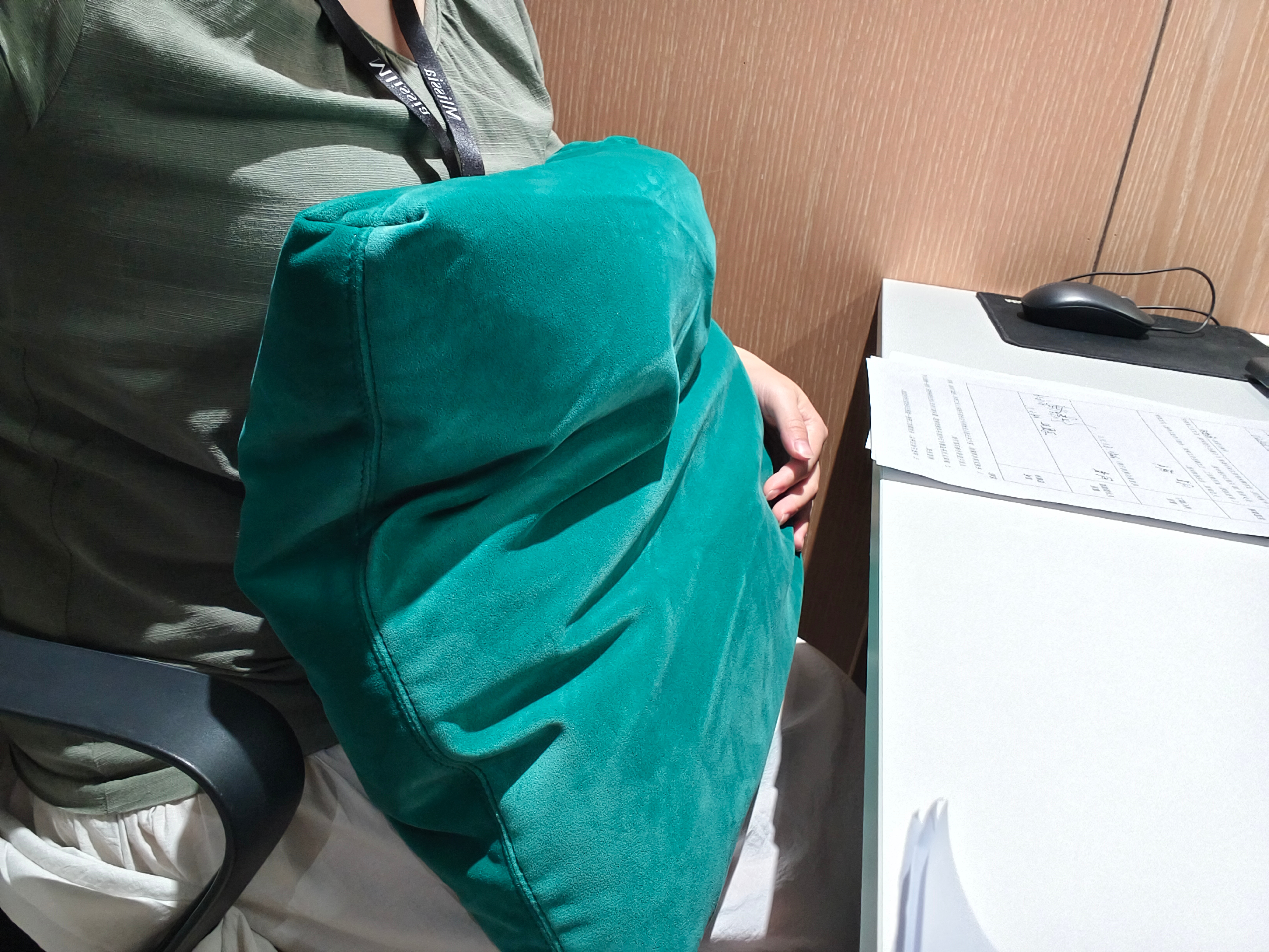 上班上的百无聊赖背靠一个怀里抱一个真无聊啊干一行狠一行男子被输错药水滴完1瓶才发