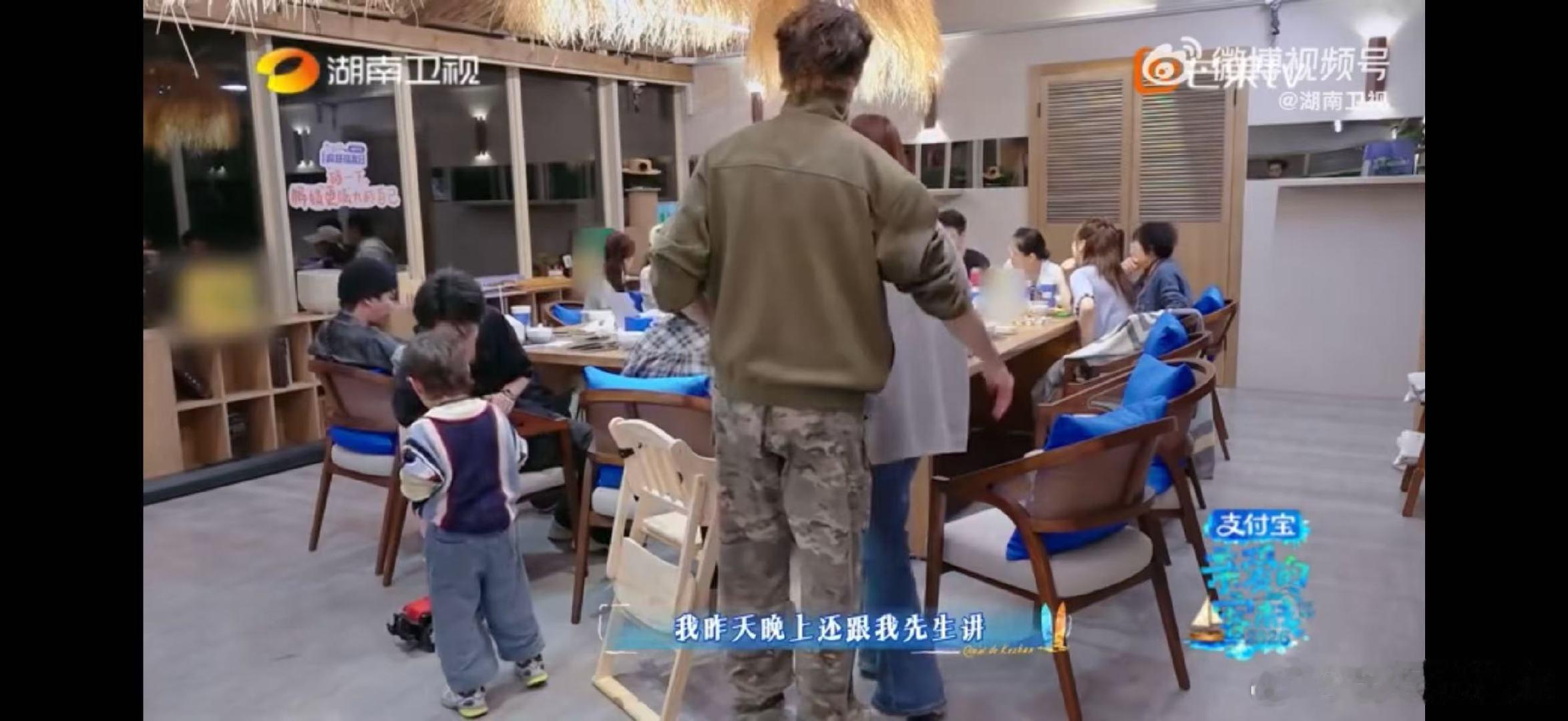 王鹤棣王鹤棣第一次换纸尿裤亲爱的客栈这段闲聊好真实，一对一服务被夸特别又暖心。 