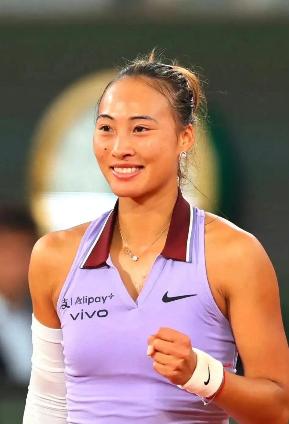 很轻松！郑钦文顺利晋级32强。

法网女单第二轮，郑钦文以6-2/ 6-3轻取阿