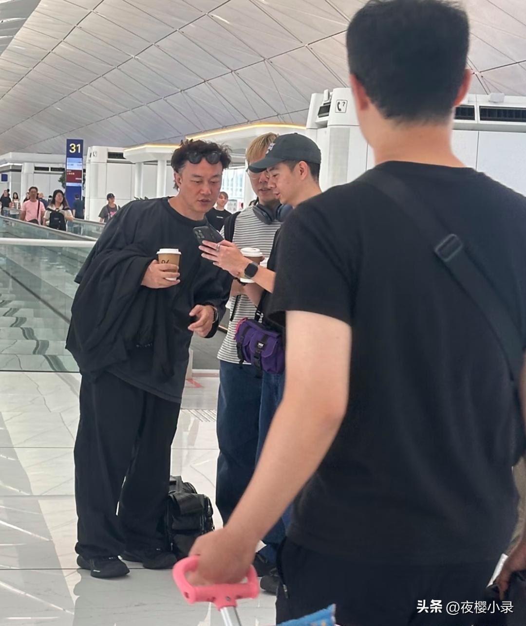 陈奕迅在香港机场被偶遇，他真人看起来好普通，身材五五分，个子挺矮的，还不如路人帅