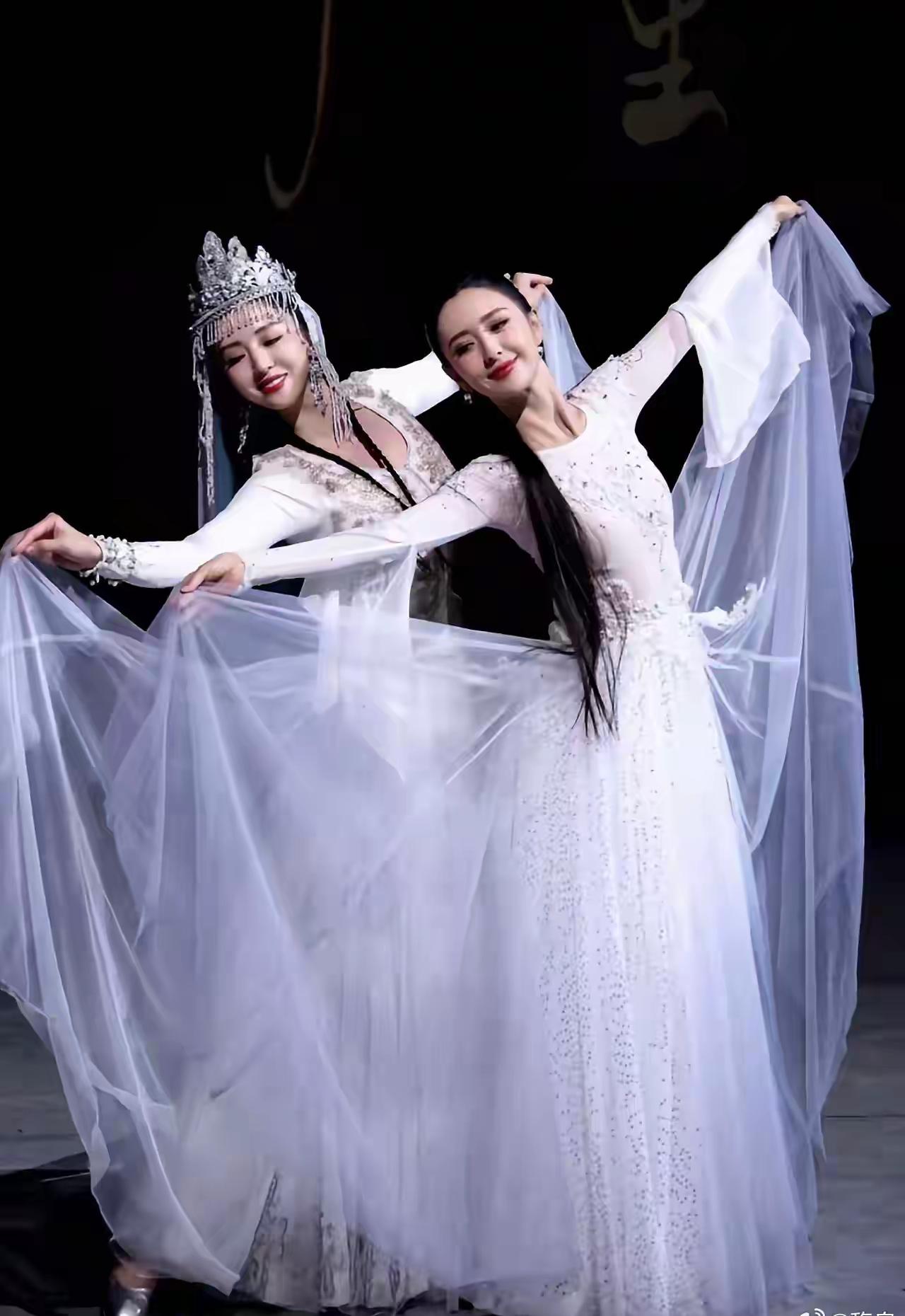 两个人确实长的像，
命运也大差不差，
知名度差不多，
选老公的结局也都一样。