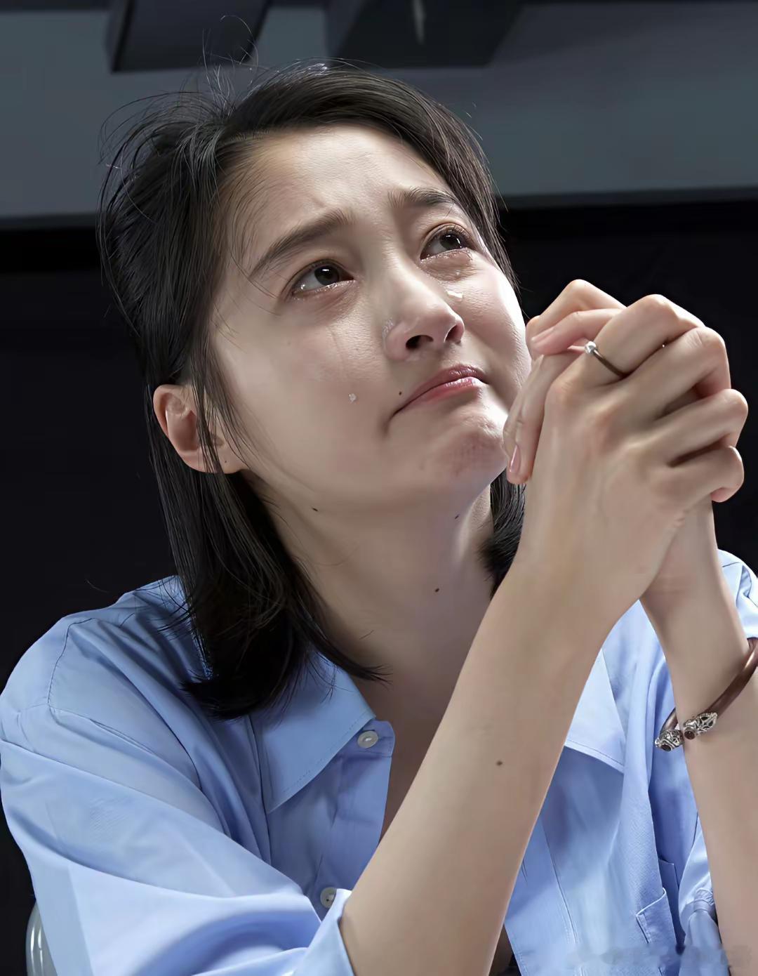 关晓彤的头发怎么长到眉毛那里去了？ 晓彤的发际线有点太夸张了吧这都长到哪里去了，