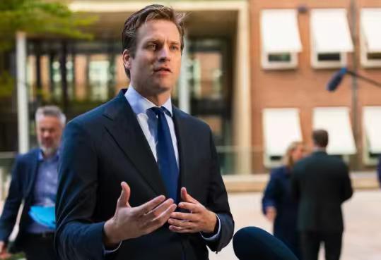 荷兰经济大臣卡雷曼斯原定于本月的访华行程又取消了，原因不简单。
因为安世半导体事